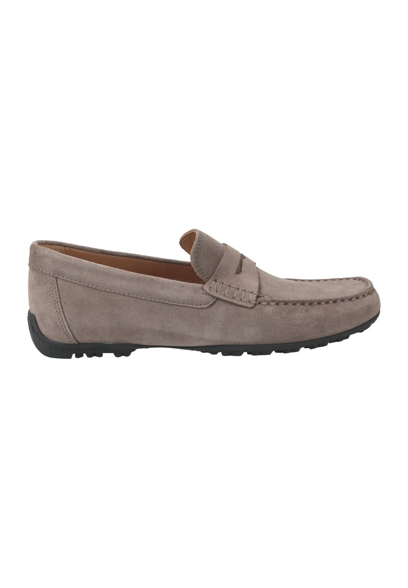 Mocassini in suede grigio chiaro con dettagli cuciti e suola in gomma nera. Presentano un design slip-on e una punta rotonda. Adatti per uso interno ed esterno.