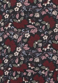 Černá látka s květinovým vzorem; červené a růžové květiny se zelenými listy a modrými akcenty. Měkká textura s propracovanými detaily.