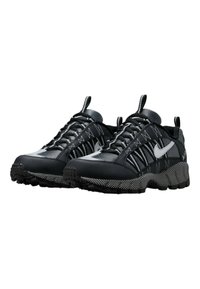 Zwarte en grijze sport schoenen met een bovenwerk van mesh, verstevigde neus, patroonaccenten en een robuuste zool voor grip. Heeft een opvallend vetersysteem.
