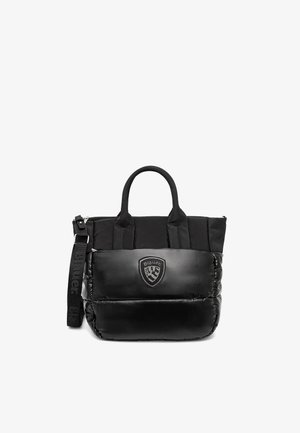 Sac fourre-tout noir avec un fond en faux cuir brillant et un dessus en tissu mat. Présente une étiquette logo à l'avant et des poignées doubles. Comprend une bandoulière amovible.