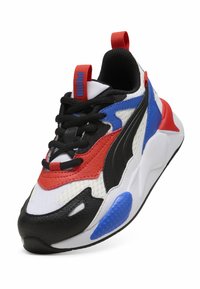 Czarny, biały i czerwony sneaker z niebieskimi akcentami. Wykonany z siateczki i materiałów syntetycznych, z teksturowaną podeszwą oraz sznurowanym zapięciem z pętlą do zakładania.