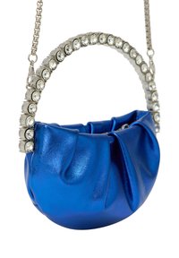 Niebieska metaliczna torebka z plisowanym wzorem, srebrny łańcuszek, a także ozdobna rączka z przezroczystymi cyrkoniami.