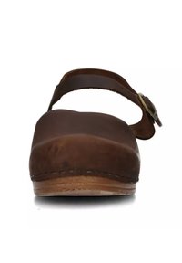 Zoccolo in pelle marrone con punta arrotondata, cinturino regolabile e suola in legno; presenta dettagli cuciti lungo il bordo.