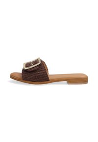 Brun vævet slid sandal med flad sål, der har et bredt rem og en metallisk rektangulær spænde detalje på overdelen.