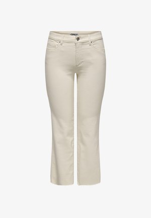 Jeans de cintura alta color crema con cierre de botón y cremallera, pasadores para cinturón, dos bolsillos frontales y dobladillo ligeramente deshilachado.