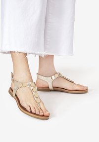 Inuovo Sandales tongs - gold-coloured