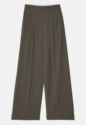 Pantaloni evazați din țesătură verde măsliniu închis, având plisuri frontale, un brâu plat și o textură netedă. Fără buzunare vizibile sau detalii.