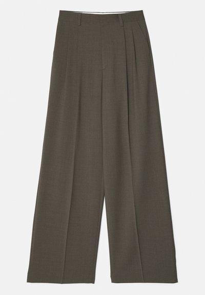 Široke hlače iz temno olivno zelene tkanine, z ukrivljenkami spredaj, ravnim pasom in gladko teksturo. Brez vidnih žepov ali podrobnosti.
