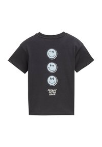 Camiseta de algodón negra con tres gráficos de caras sonrientes en azul claro y texto blanco que dice "ME SIENTO EXTRA BIEN" en la parte de atrás.