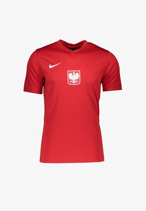 Maillot de sport rouge avec logo Nike blanc sur la poitrine droite et emblème blanc de l'aigle polonais avec couronne au centre. Manches courtes, col en V.