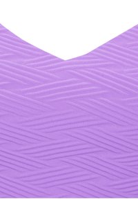 Tessuto viola con un motivo testurizzato caratterizzato da linee diagonali in rilievo che formano un design a onde; scollatura a V nella parte superiore.