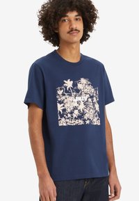 Levi's® RELAXED FIT - Apdrukāts T-krekls - dress blues