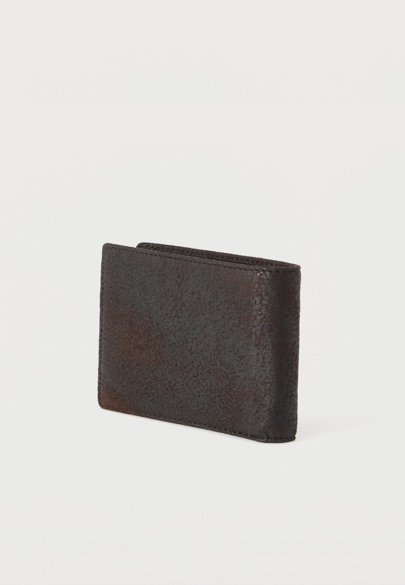 Dunkelbraune Leder-Bifold-Geldbörse steht aufrecht vor einem schlichten weißen Hintergrund.