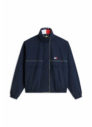 Granatowa kurtka na zamek błyskawiczny z elastycznymi mankietami i dołem, przednimi kieszeniami, małym logo Tommy Hilfiger na piersi oraz nadrukiem logo wewnątrz kołnierza.