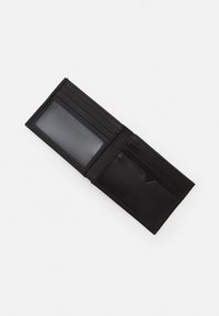 Portefeuille en cuir noir avec plusieurs emplacements pour cartes et une fenêtre transparente pour l'identité. Design minimaliste avec une texture lisse et des détails de couture discrets.