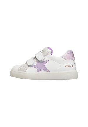 Scarpa da ginnastica bianca per bambini con dettagli a stella viola, due strisce in velcro e testo "NTR-74" sul lato.