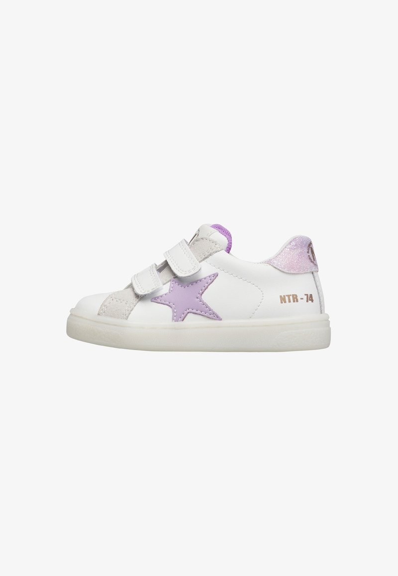 Baskets pour enfants blanches avec détail étoile violette, deux bandes velcro et texte "NTR-74" sur le côté.