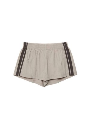 Beige shorts med elastisk talje og mørke lodrette striber på siderne, lavet af let stof, lagt fladt på en hvid baggrund.