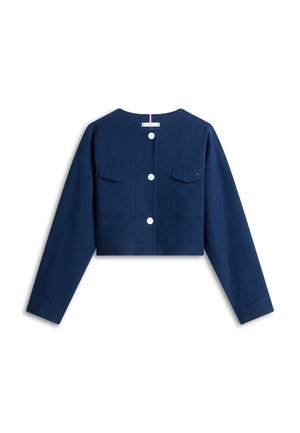 Giacca corta blu navy con maniche lunghe, bottoni sulla parte anteriore, due tasche con patta sul petto e un piccolo logo sulla tasca destra.