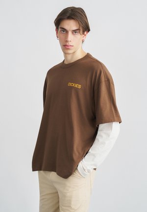 PAYSON TEE - Camiseta estampada - timber brown