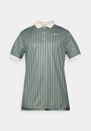 Zielona, w paski koszulka polo, wykonana z gładkiego materiału, z kremowym kołnierzykiem, krótkimi rękawami i małym logo Nike na piersi.
