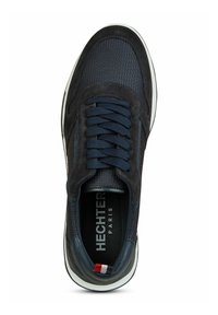 Marine sportieve schoen met een mix van mesh en suede materialen, ronde neus, vetersluiting en een witte rubberen zool met logo-detail.