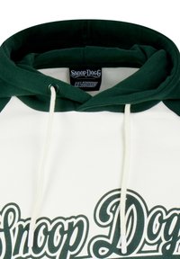 Sweatshirt à capuche avec une capuche verte, un corps blanc et un graphique noir et vert "Snoop Dogg" bien en vue. Includes des cordons de serrage ajustables.