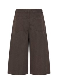Short en denim marron foncé longueur genou avec deux poches arrière et passants de ceinture, montré de dos sur fond blanc.
