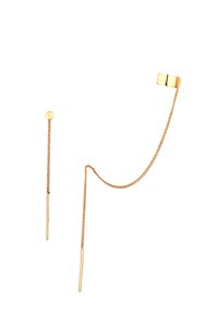 Boucle d'oreille dorée avec un clou rond, relié par une chaîne à un pendentif composé de deux barres fines et droites, créant un design moderne et minimaliste.