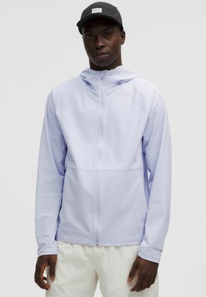 Hellpurpurfarbene Zip-Jacke aus glattem Material, mit Kapuze, Seitentaschen und dezentem Branding auf dem Ärmel.
