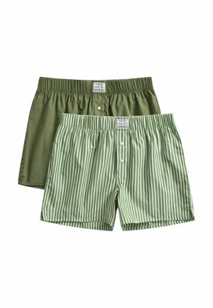 Deux paires de boxers pour hommes, une unie vert olive et une verte à rayures verticales blanches, toutes deux avec braguette à boutons et ceinture élastique.