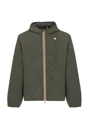 Giacca con cappuccio verde oliva con cerniera frontale, polsini elastici e due tasche laterali. Presenta un logo sul petto e dettagli colorati sulla cerniera.