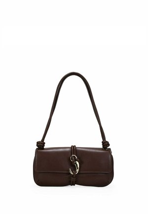 Bolso de hombro rectangular de cuero marrón oscuro con extremos de la correa anudados y cierre central de broche plateado en forma de garra.