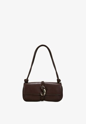 Bolso de hombro rectangular de cuero marrón oscuro con extremos de la correa anudados y cierre central de broche plateado en forma de garra.