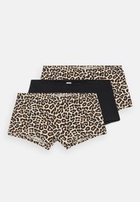 Tre par med boxere: en svart, to med leopardmønster. Myk stoff, elastisk midje, og lengde til midten av låret.