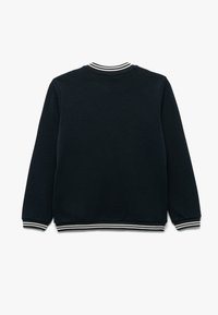 Donkerblauwe sweatshirt met ronde hals, voorzien van witte gestreepte ribgebreide accenten op de kraag en manchetten. Eenvoudige, gestructureerde stof, lange mouwen.
