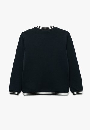 Felpa di un blu navy scuro con scollatura a girocollo, caratterizzata da dettagli a righe bianche in costina sul colletto e sui polsini. Tessuto semplice e strutturato, maniche lunghe.