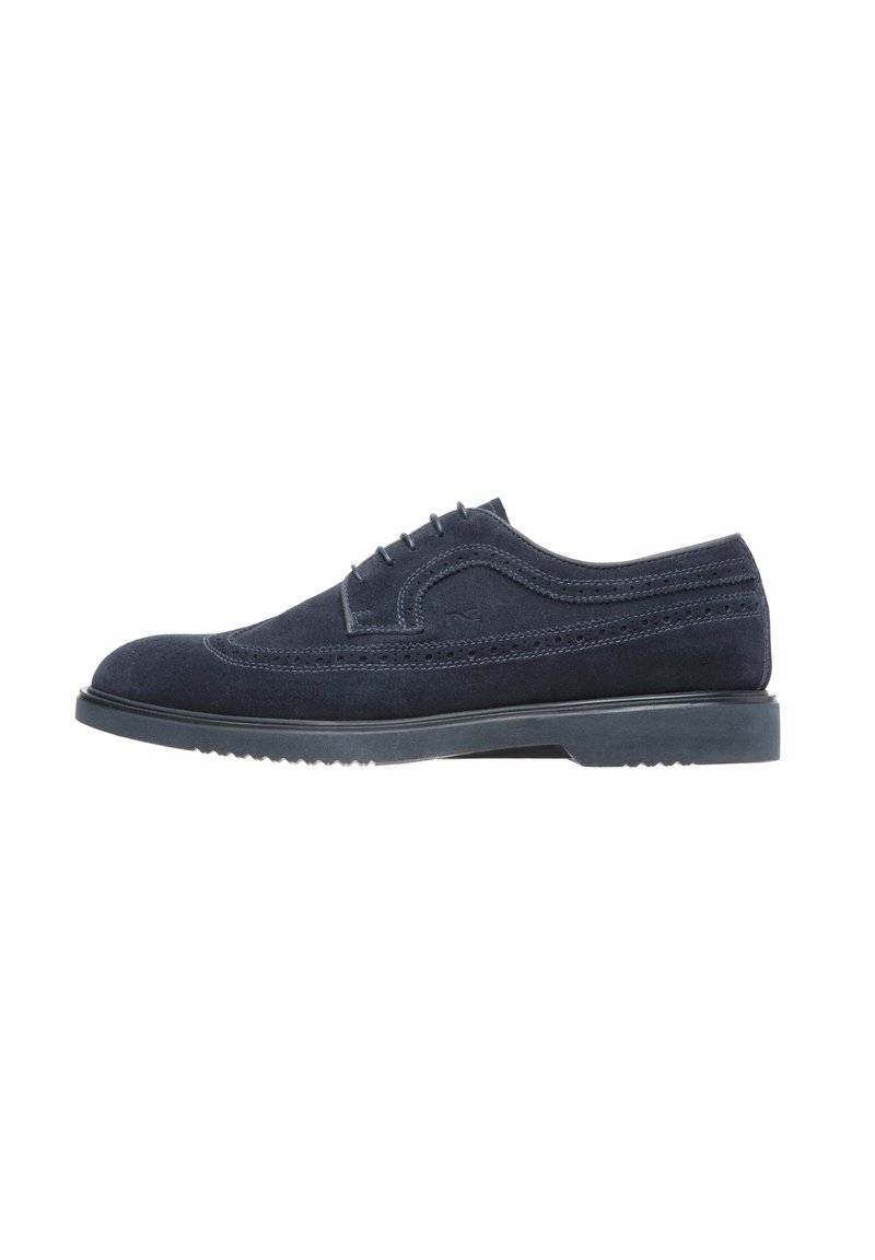 Chaussures en daim bleu marine avec un bout arrondi, des perforations décoratives et une semelle en caoutchouc noir contrastante, dotées d'un système de laçage.