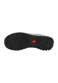 Suela de goma negra con un patrón de tracción agresivo. Cuenta con un prominente acento triangular rojo cerca del talón. Superficie texturizada para un mejor agarre.