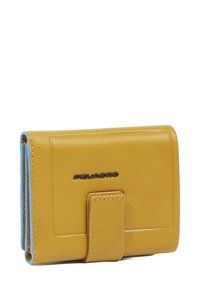 Gele leren portemonnee met blauwe binnenkant, rechthoekige vorm, magnetische sluiting, geperst logo en gladde textuur. Compact ontwerp voor kaarten en contant geld.