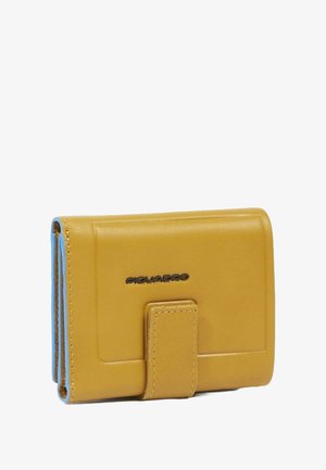 Cartera de cuero amarilla con interior azul, forma rectangular, cierre magnético, logo en relieve y textura suave. Diseño compacto para tarjetas y efectivo.
