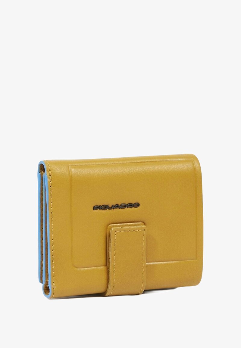 Gele leren portemonnee met blauwe binnenkant, rechthoekige vorm, magnetische sluiting, geperst logo en gladde textuur. Compact ontwerp voor kaarten en contant geld.