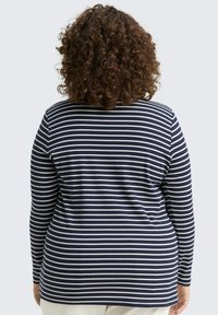 Gestreiftes langärmeliges Shirt in Marineblau und Weiß aus weichem, leichtem Stoff mit lockerer Passform und rundem Ausschnitt.