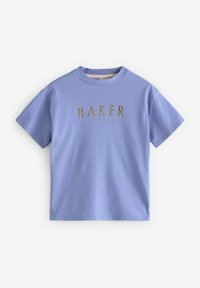 Lys blå bomulds t-shirt med korte ærmer og rund halsudskæring. Har "BAKER" trykt i guld bogstaver over brystet.