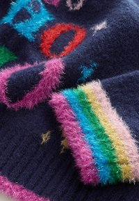 Navyblaue, flauschige Schal mit mehrfarbigen, flauschigen Akzenten in Pink, Grün und Blau, der über geometrische Muster verfügt.