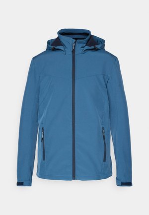 Blå softshell-jakke med frontlynlås, to sidelommer, justerbar hætte og mørkeblå detaljer på kraven og lynlåse.