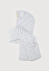 Ανοιχτό γκρι φλις κασκόλ με κουκούλα και μικρή λεπτομέρεια αυτιού στη πλευρά της κουκούλας, με μαλακή κρεμ επένδυση που είναι ορατή στις άκρες.