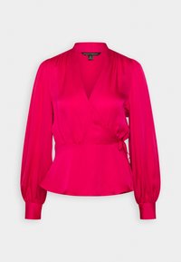 Fuchsiová saténová halenka s překládaným designem, dlouhými nafouknutými rukávy a vypasovaným pasem. Hladká textura s peplum lemem a detailem vázání na boku.