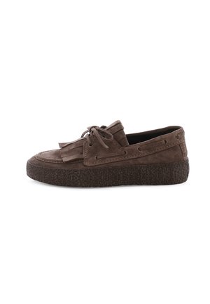 Brauner Wildleder-Slipper mit dicker, strukturierter Sohle, Schnürung vorne und Fransen-Detail oben, von der Außenseite gezeigt.