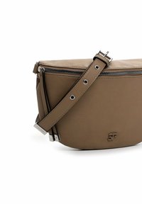 Borsa a tracolla in pelle marrone con una superficie liscia, chiusura zip, hardware in argento e logo a rilievo sul davanti. Tracolla regolabile.